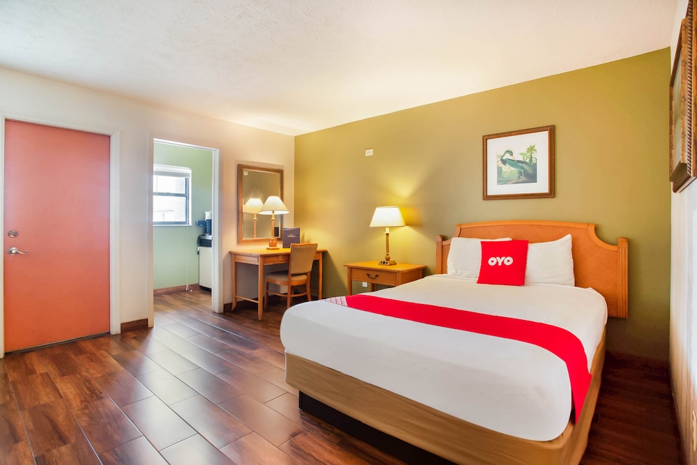 OYO Waterfront Hotel Cape Coral/Fort Myers, FL 8/51