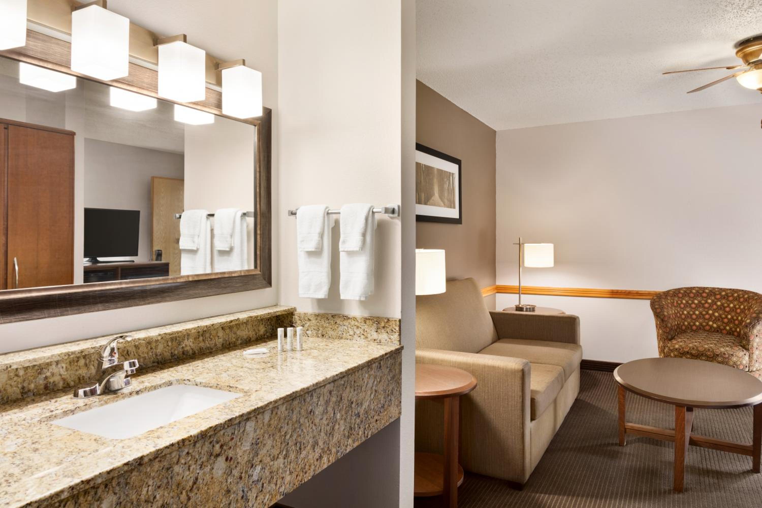 جناح بسريرين كوين مع أريكة، Americinn By Wyndham Baudette 6/6
