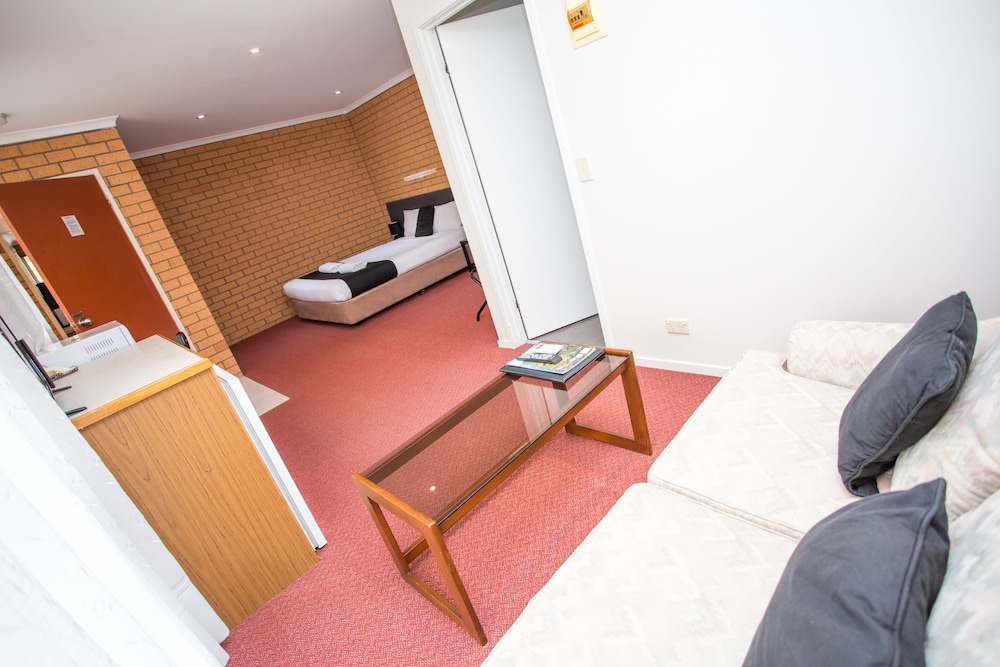 Blue Whale Motor Inn and Apartments 36/55