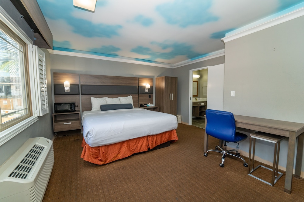 Hollywood Palms Inns & Suites 26/56