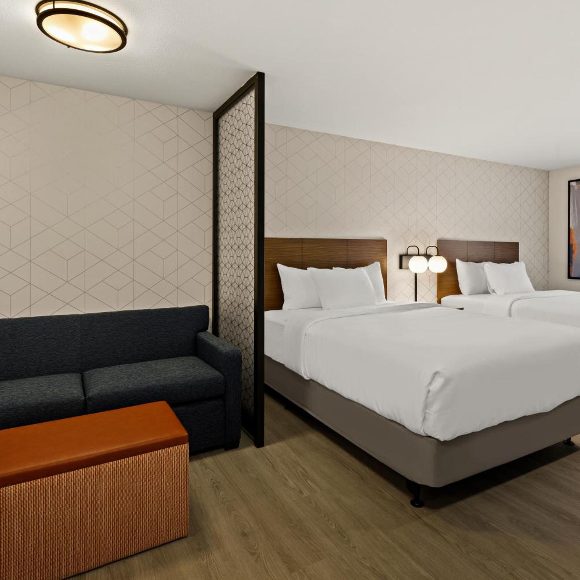 Suite, 2 Queen Beds, Bathtub, Accessible