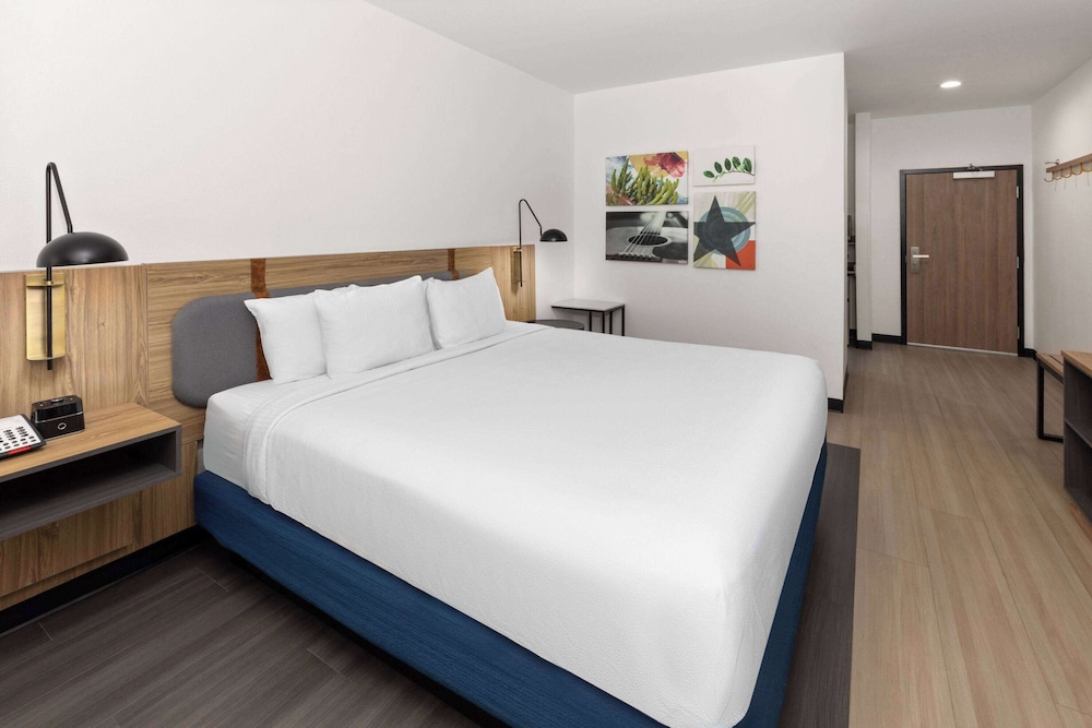 ROOM, KING BED, KITCHENETTE, ACCESSIBLE