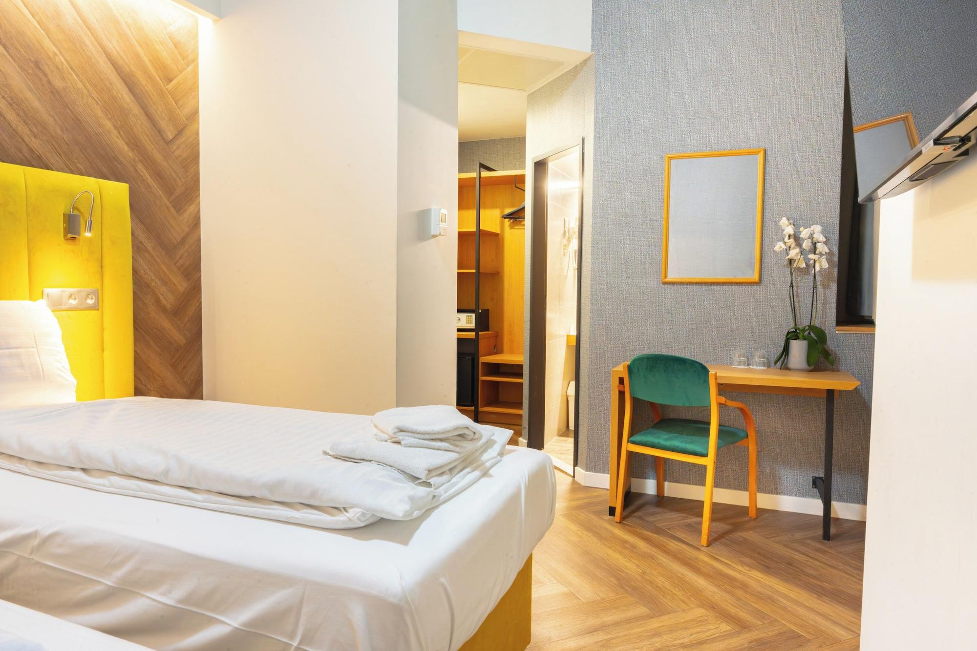 Standard, Double or Twin Bed, Courtyard View