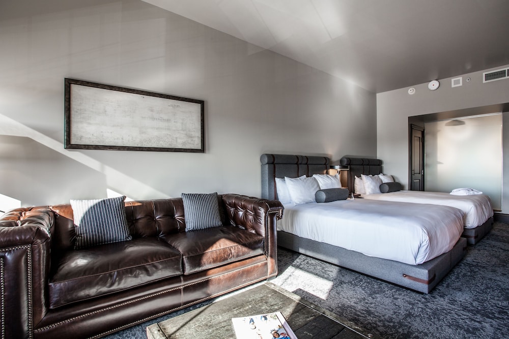 HERITAGE, 2 QUEEN BEDS
