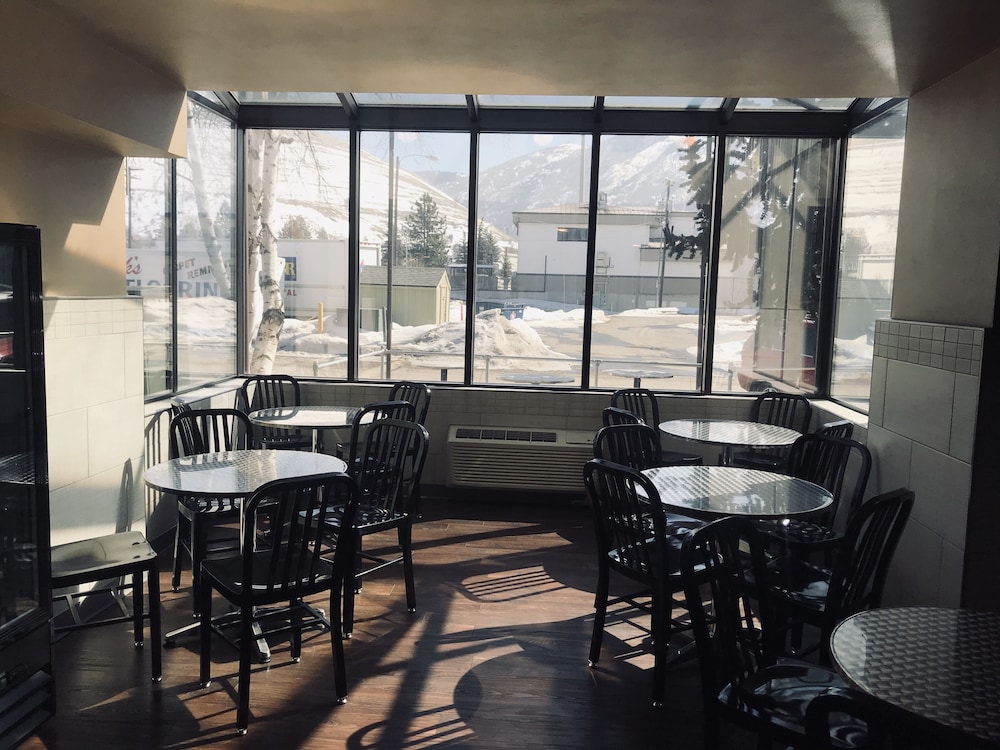Days Inn and Suites by Wyndham Downtown Missoula-University 46/66