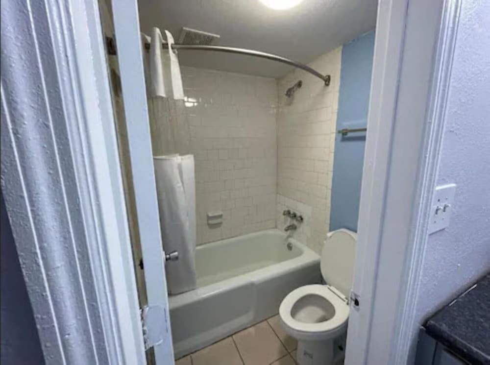 غرفة قياسية مفردة بسرير كينج، Budgetel Inn and Suites 2/2