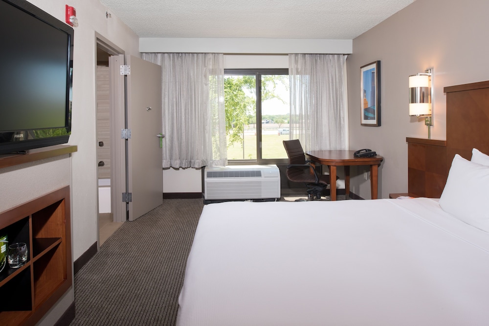 Hyatt Place Dallas/North Arlington/Grand Prairie 12/64