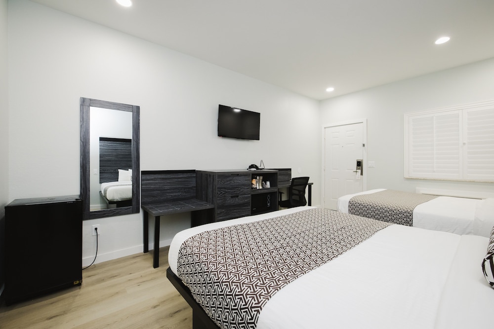 Sapphire Inn & Suites- Deer Park 18/36