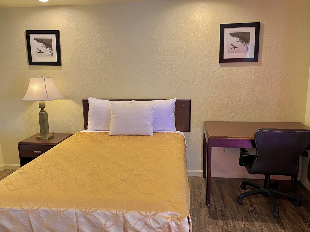 Whistling Pines Motel 19/31