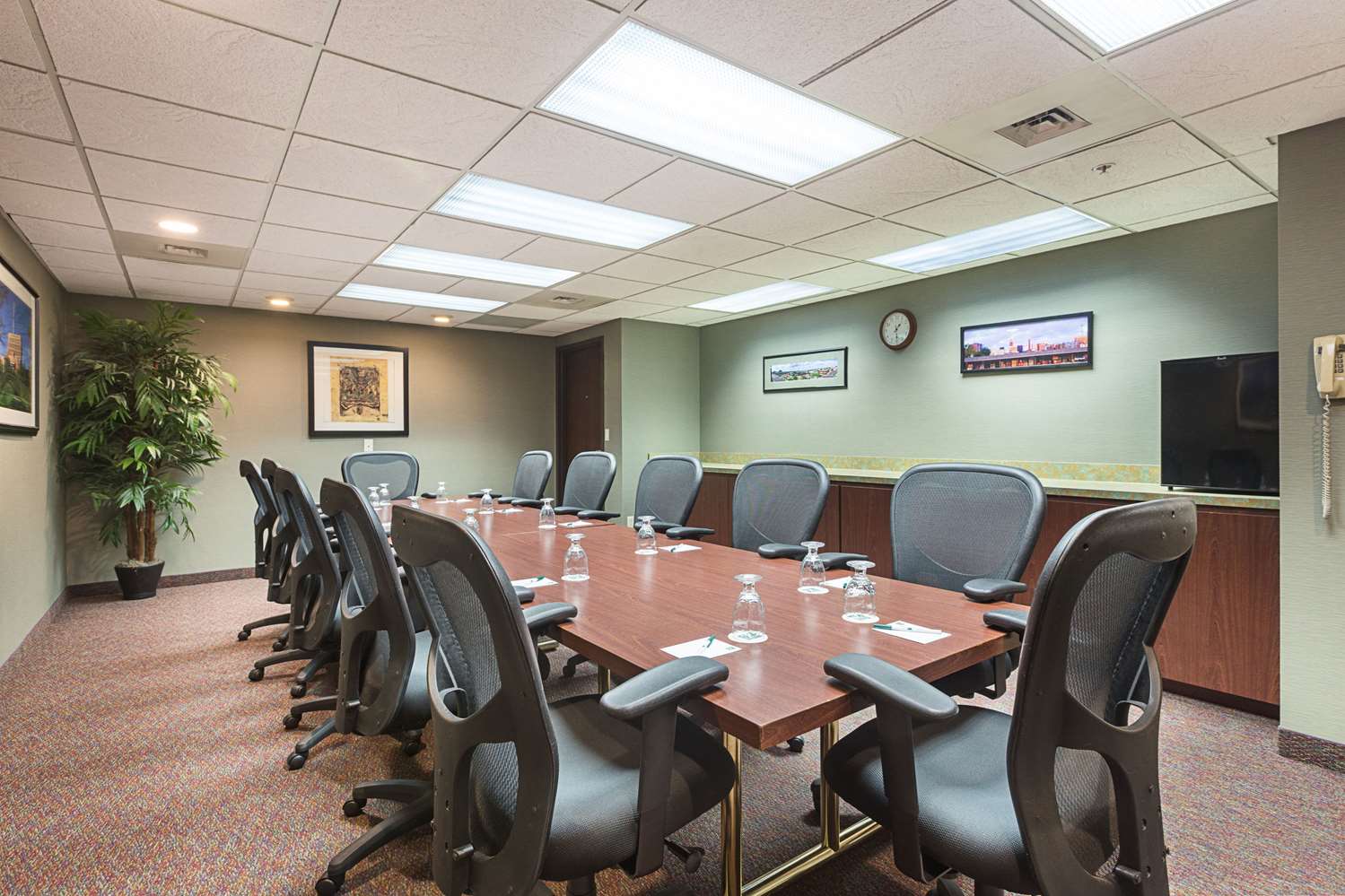 Quality Suites Lansing West 28/45