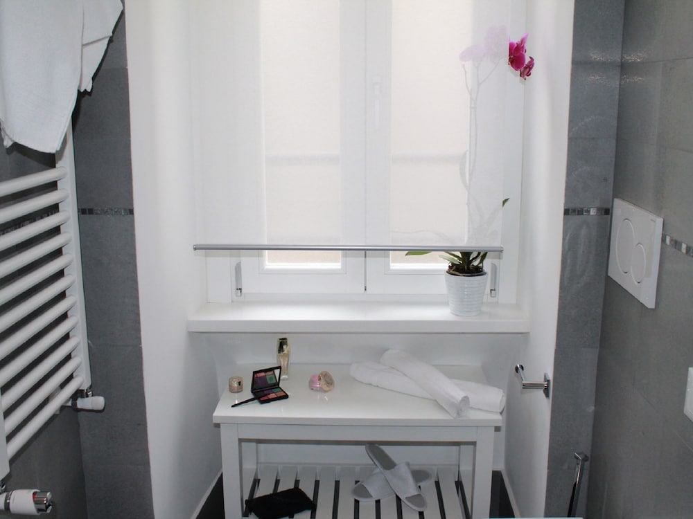 Elenoire Rooms & Suite 45/48