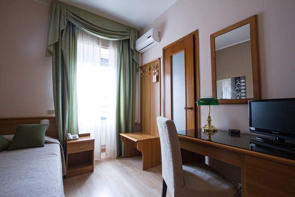 Hotel Adriano 27/33