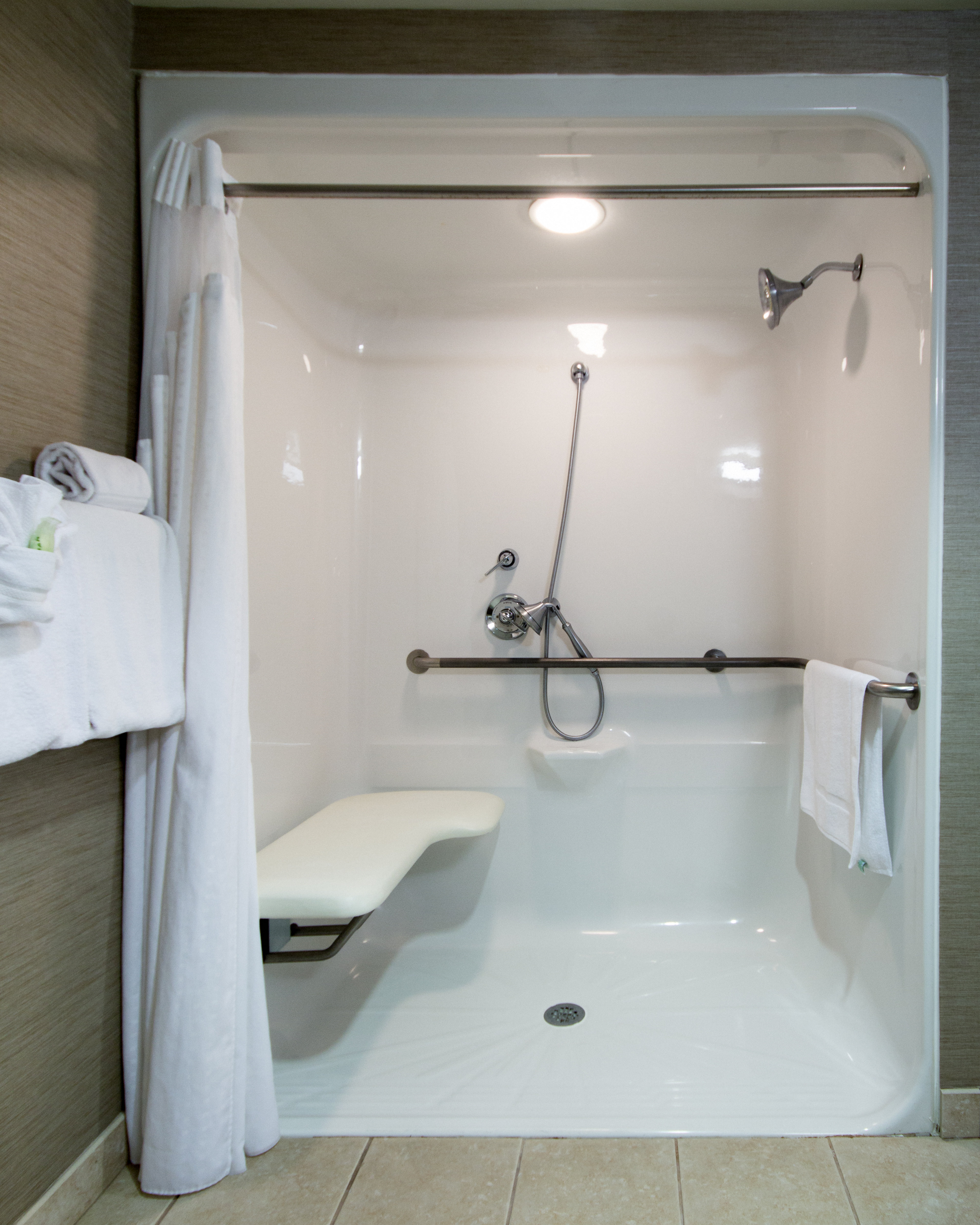Holiday Inn Express Hotel And Suites Auburn 40/42