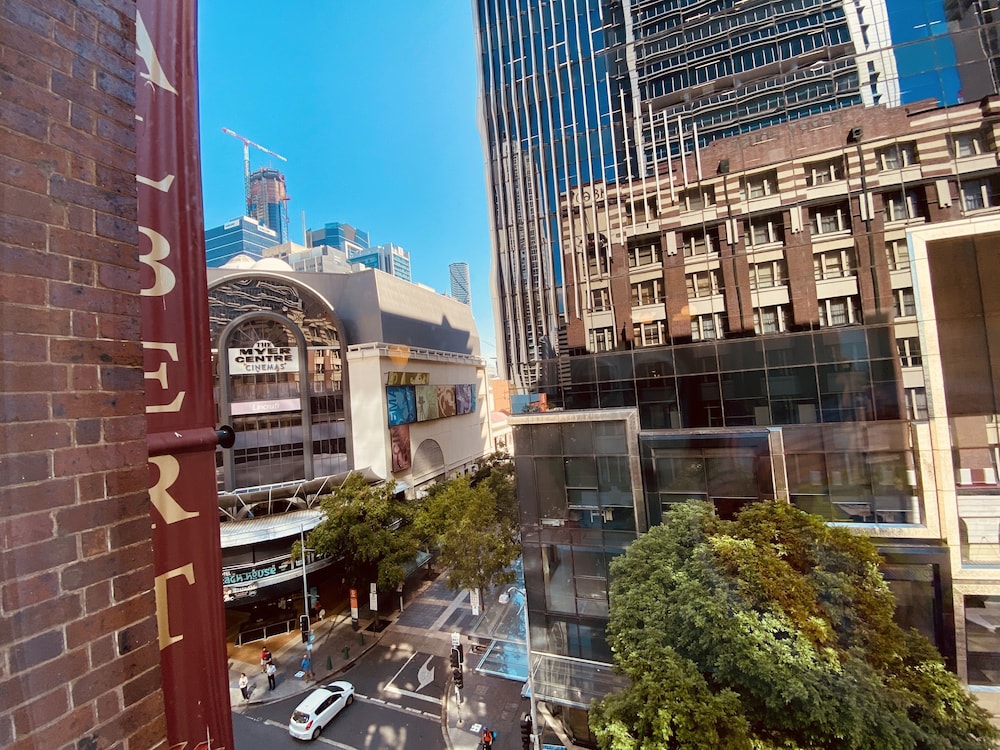 Royal Albert Hotel 69/75