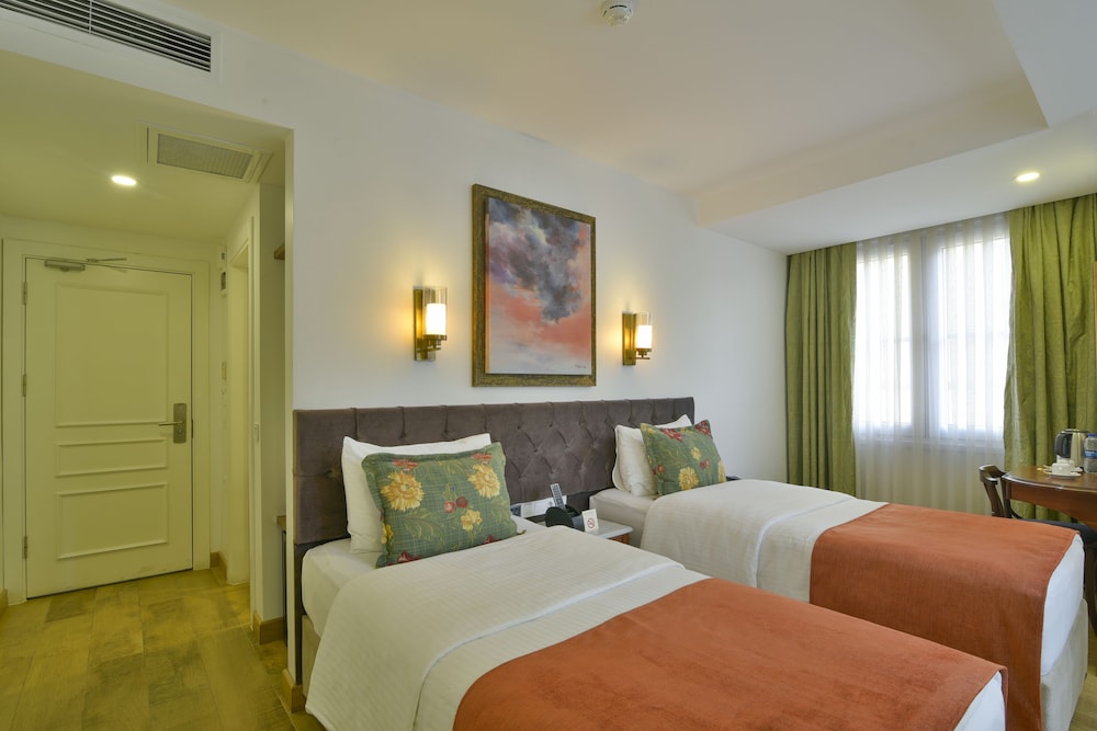 ROOM, TWIN BEDS
