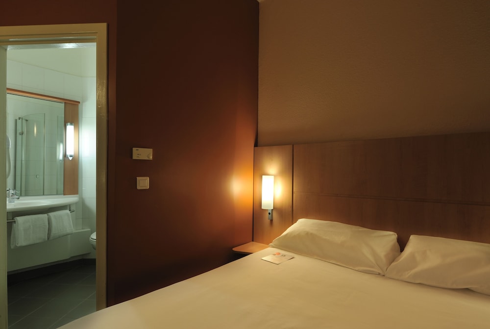 Ibis Styles Dakar 9/67