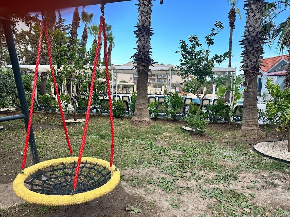 Larissa Inn 47/50