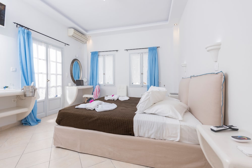 DELUXE, DOUBLE BED, POOL VIEW