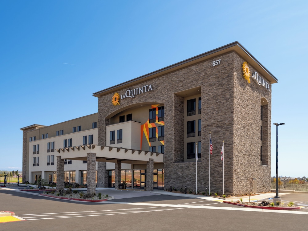 La Quinta Inn and Suites by Wyndham Lincoln 77/84