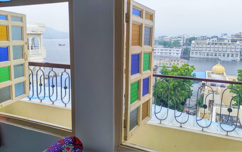 Hotel Lake Ghat Palace، Udaipur 5/53
