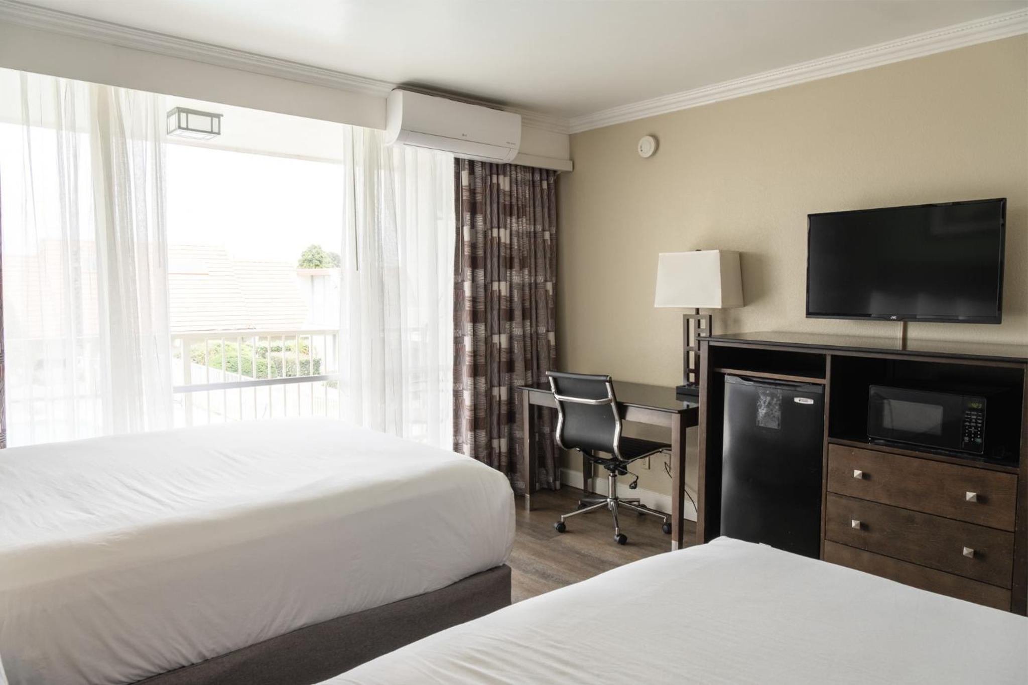 غرفة بسرير كينج وسريرين كوين، Travelodge By Wyndham Monterey Bay 3/10