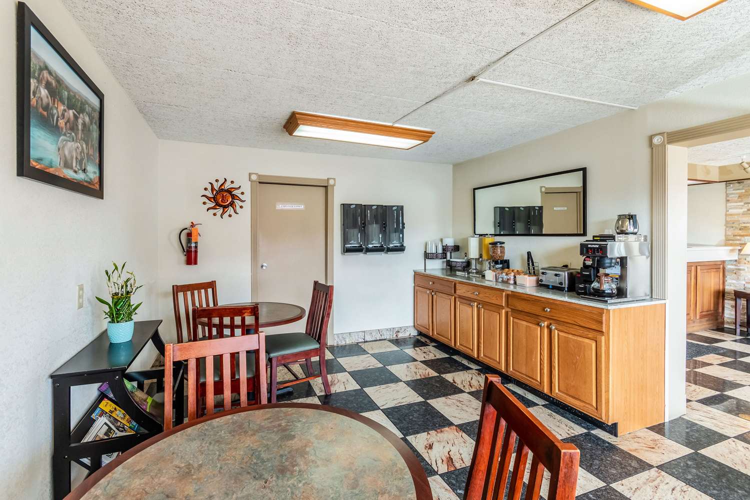 Econo Lodge Zanesville, OH 6/8