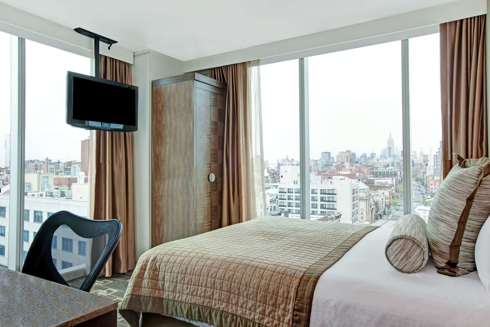 SUPERIOR, QUEEN BED