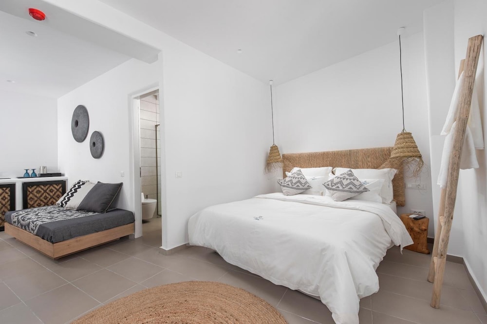 INTERIOR, DELUXE, SUITE, CITY VIEW, HOT TUB