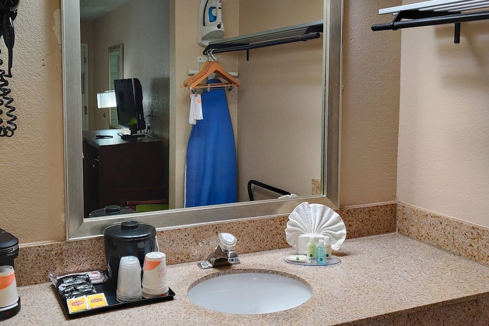 Econo Lodge Flagstaff East I-40 53/53