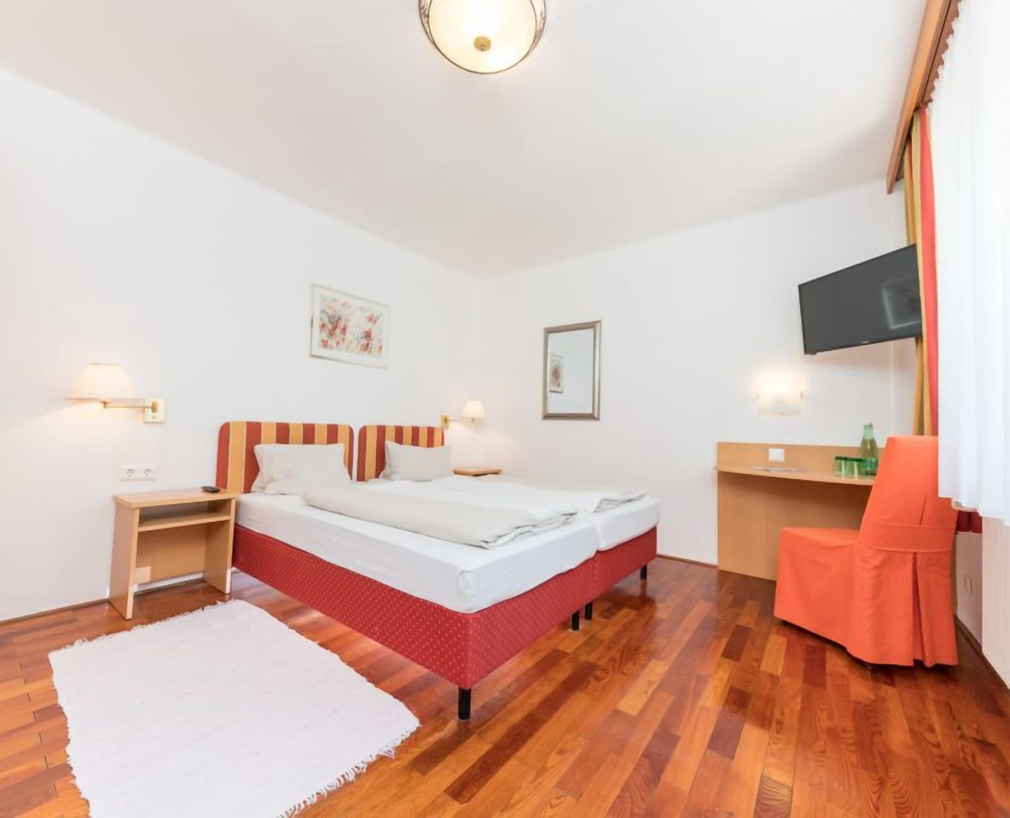 ROOM, DOUBLE BED
