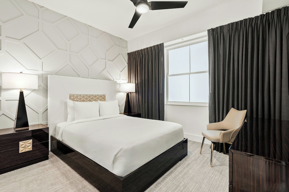 2-Bedroom, Apartment, King Bed, 1 Queen