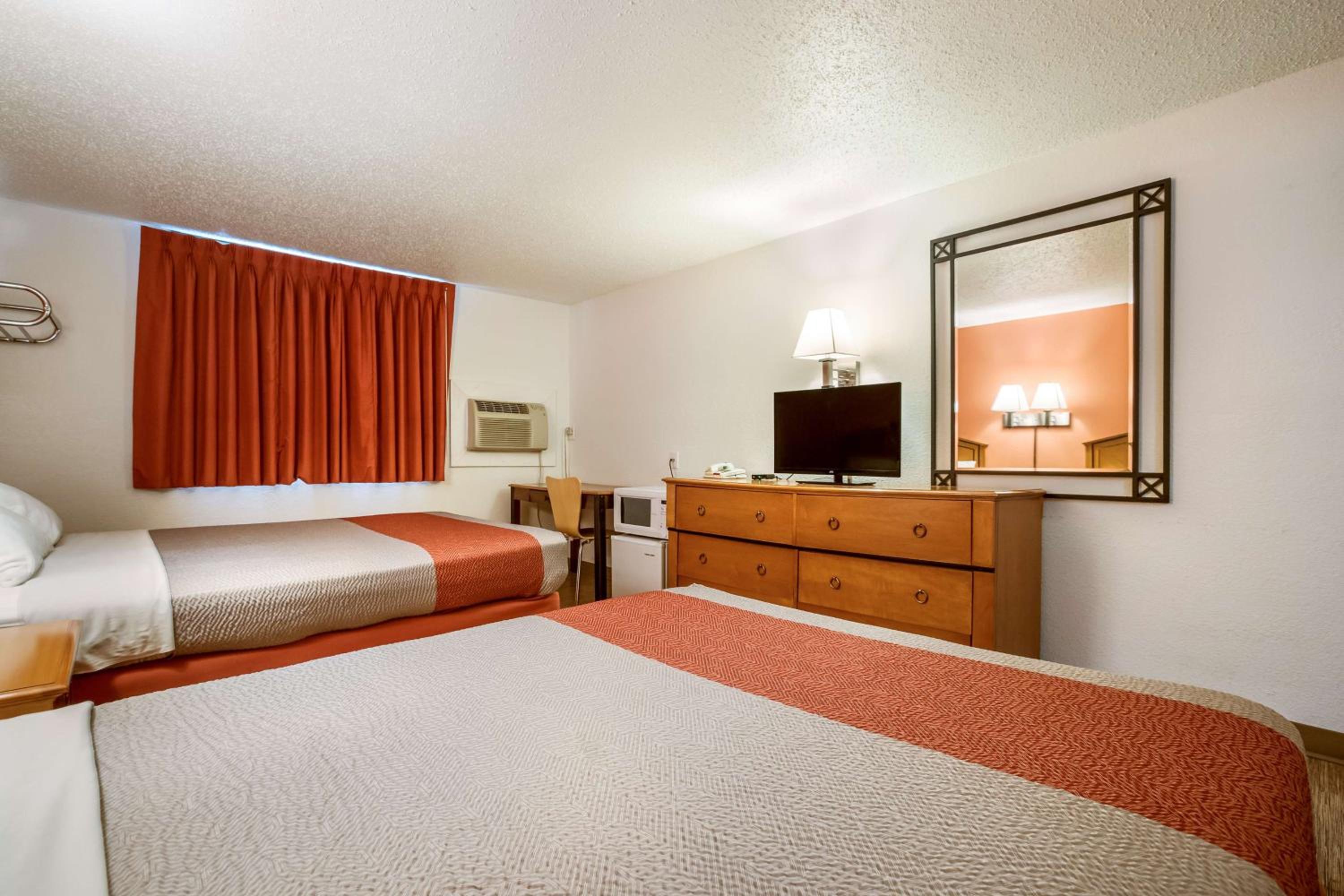 Deluxe, Quadruple, Motel6 Albert Lea, MN 6/10