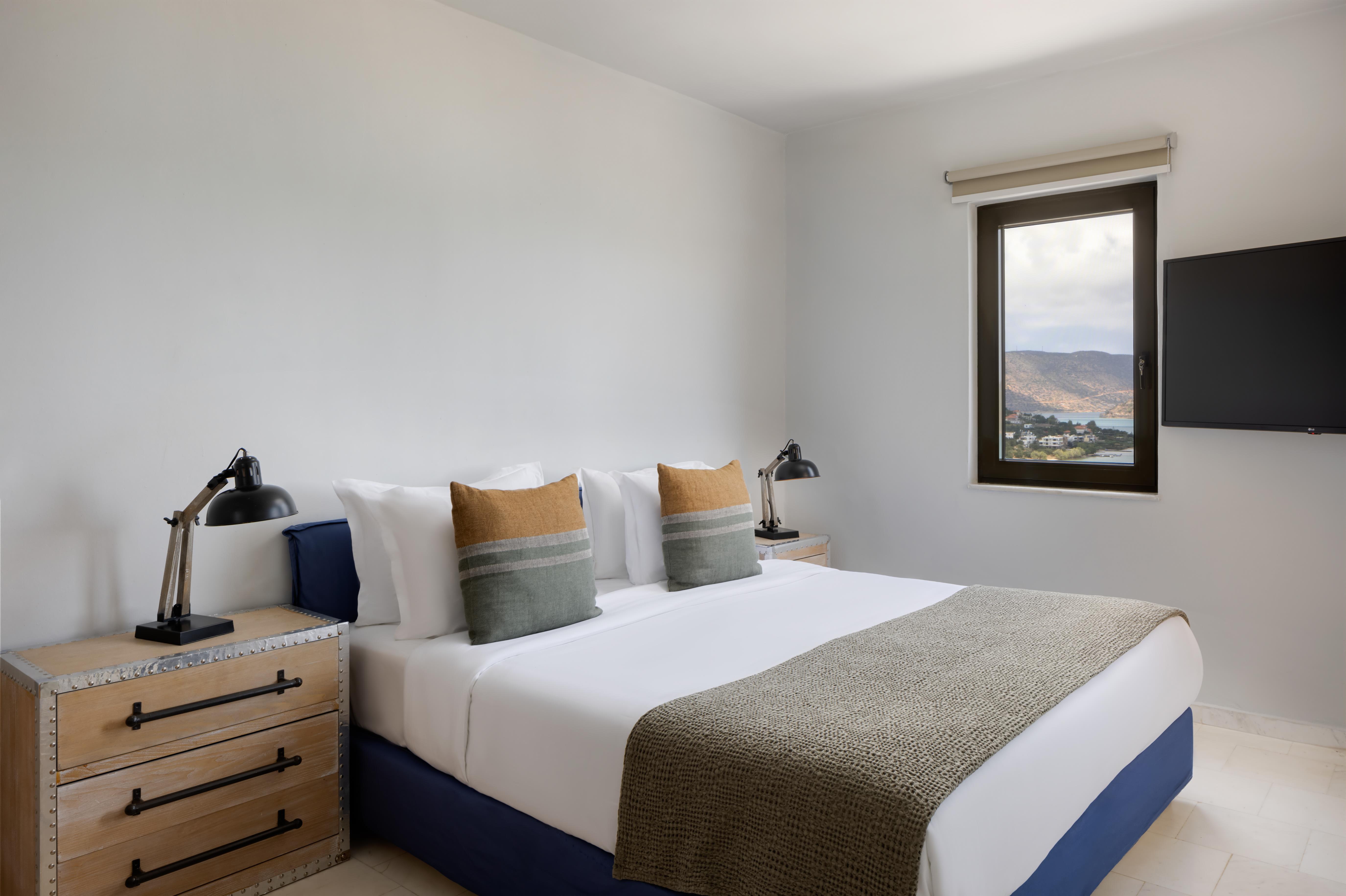 Cozy, Sapphire, Suite, King Bed