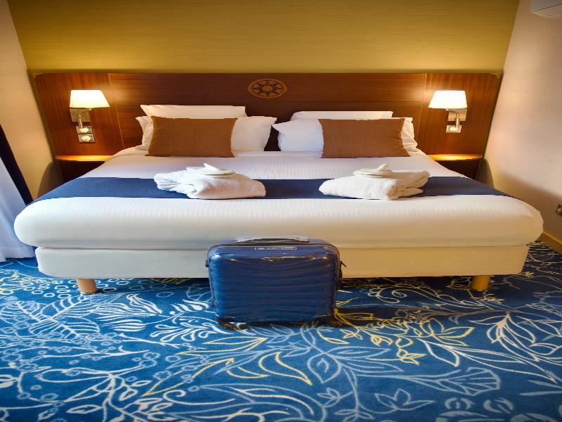 Discovery, Double Bed, Street View