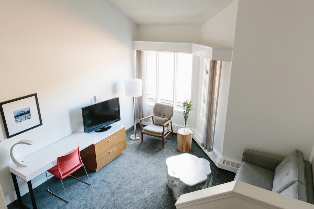Elk Avenue Hotel 32/46