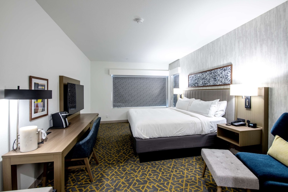 ROOM, KING BED
