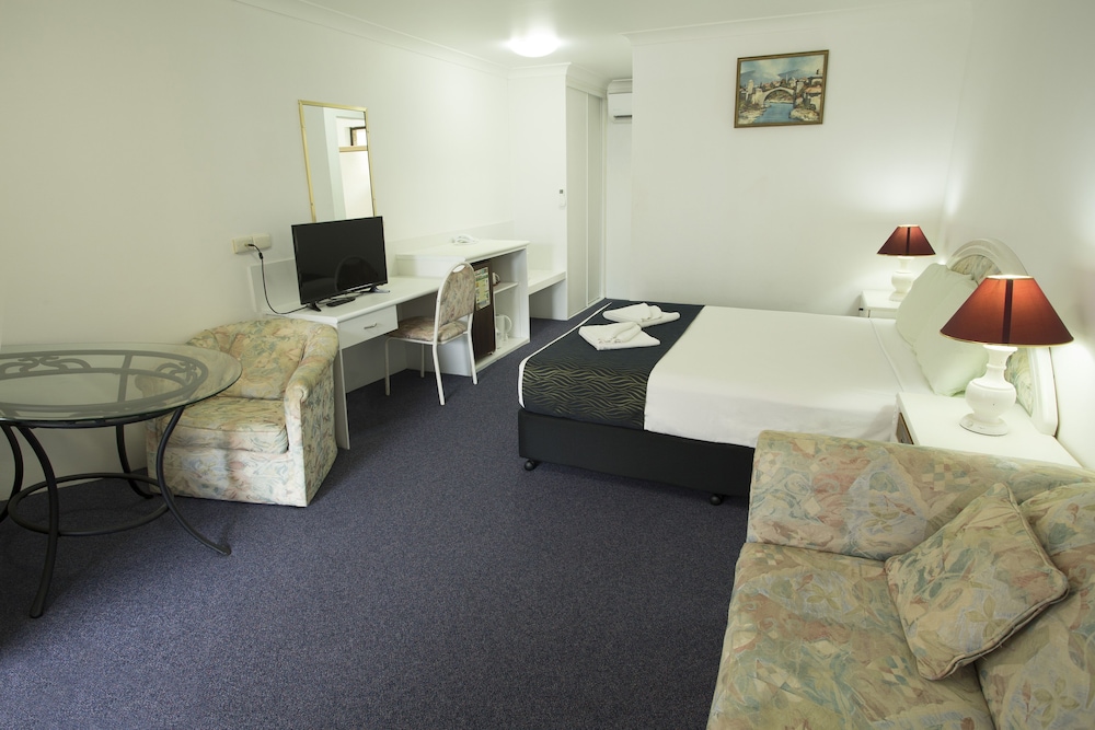 CALICO COURT MOTEL 14/15