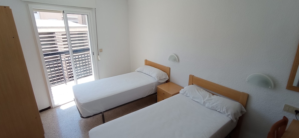 Room, Twin Beds, No Terrace