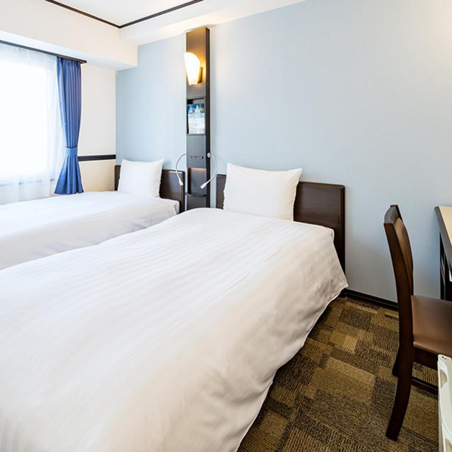 غرفة بسريرين منفصلين للمدخنين، TOYOKO INN KINTETSU YOKKAICHI-EKI KITAGUCHI 4/5