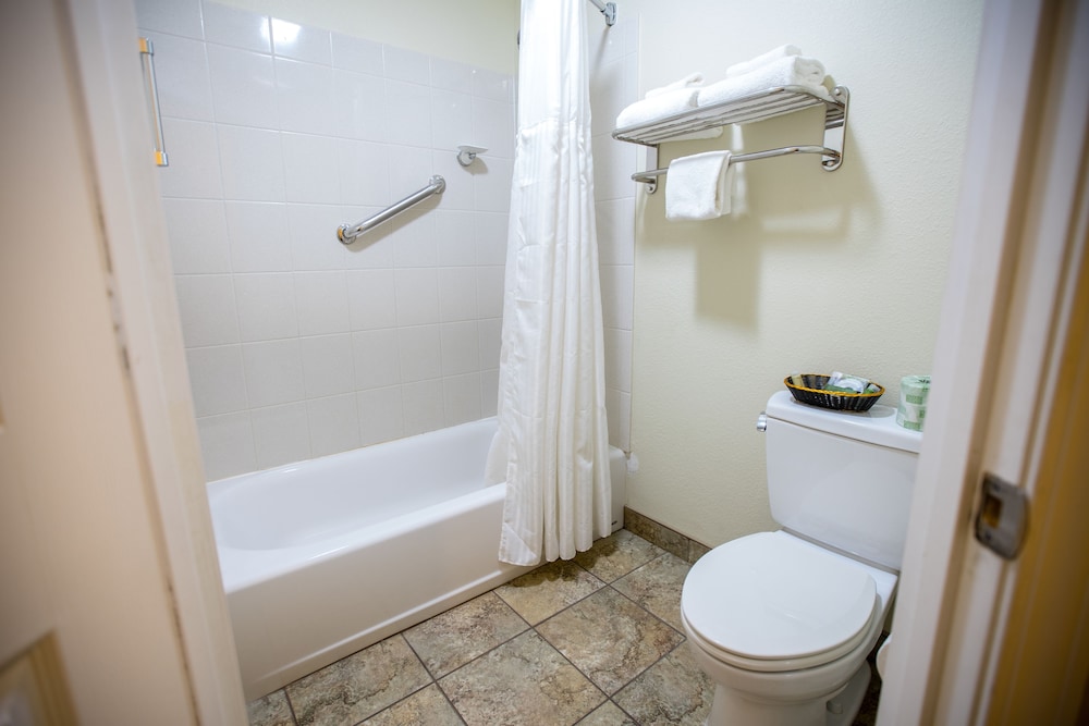 Relax Inn &amp; Suites 72/82