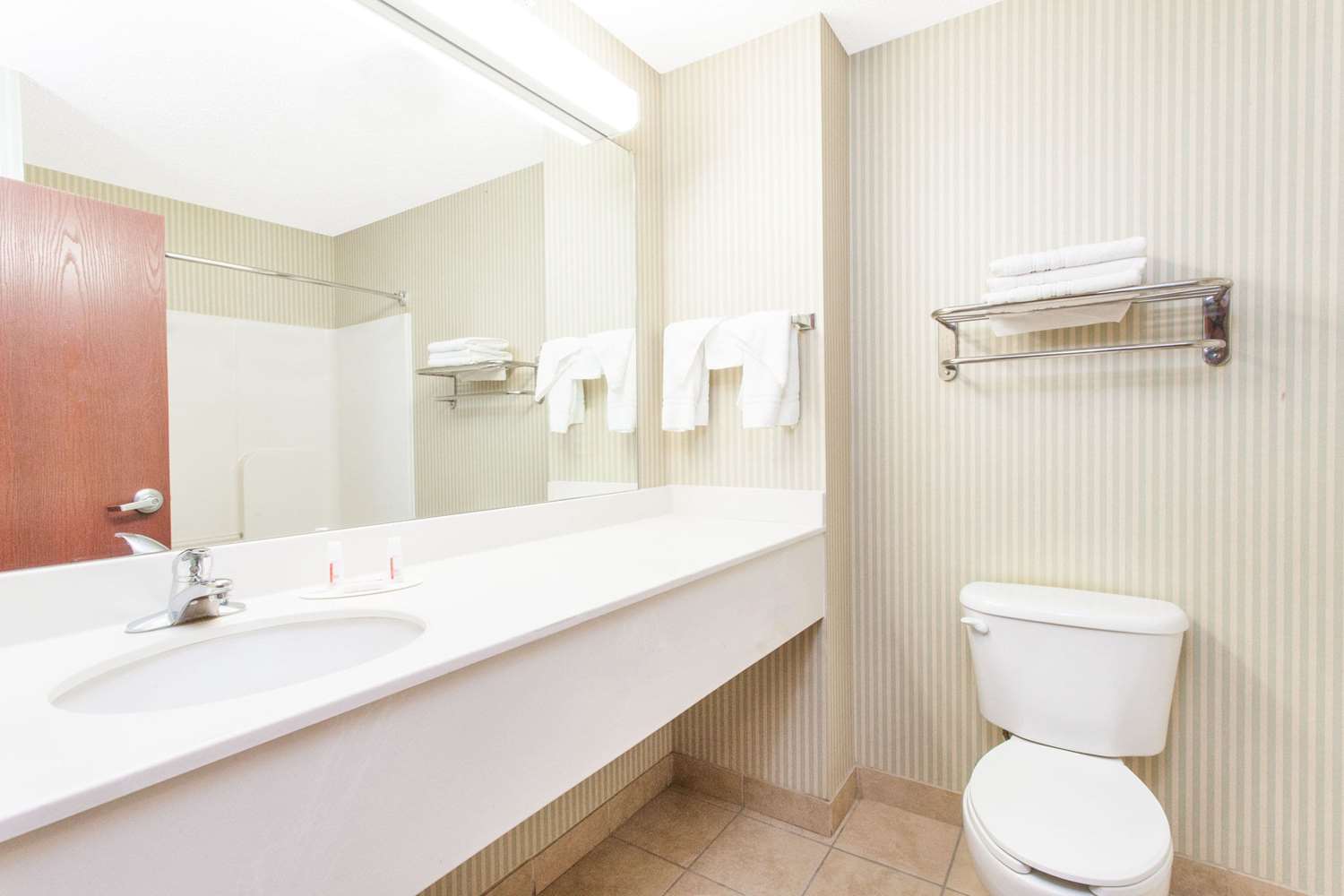 Days Inn & Suites by Wyndham Seaford 25/26
