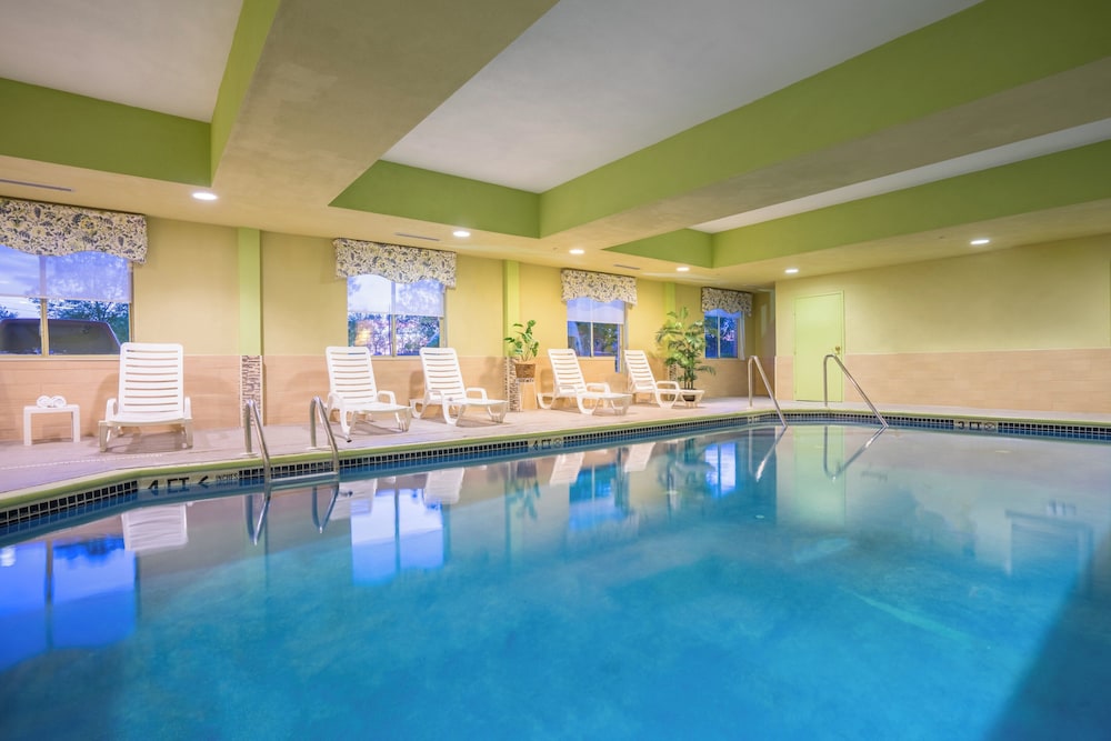 Holiday Inn Express Hotel Suites Quakertown 34/76