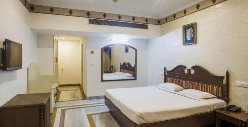 HOTEL SHIRAAZ, PANCHKULA 3/4