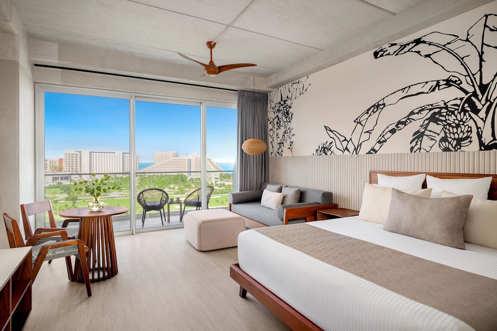 VANTAGE, CLUB, JUNIOR SUITE, KING BED, GOLF AND OCEAN VIEW