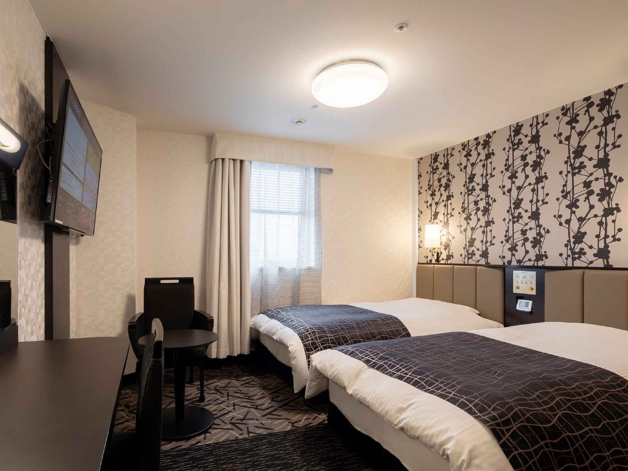 2 BEDROOMS, TWIN BEDS