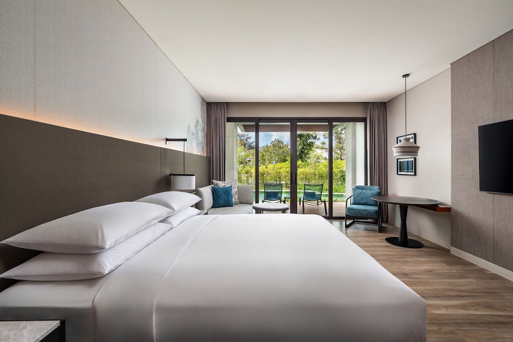 Deluxe, King Bed, Pool Access