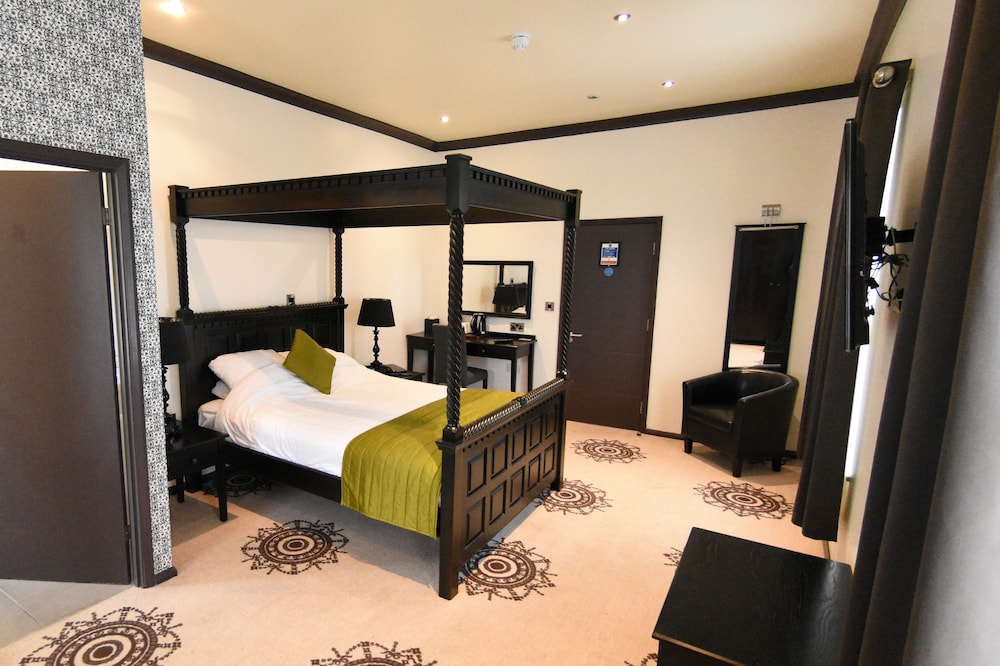 The Carlton Manor Hotel 18/36