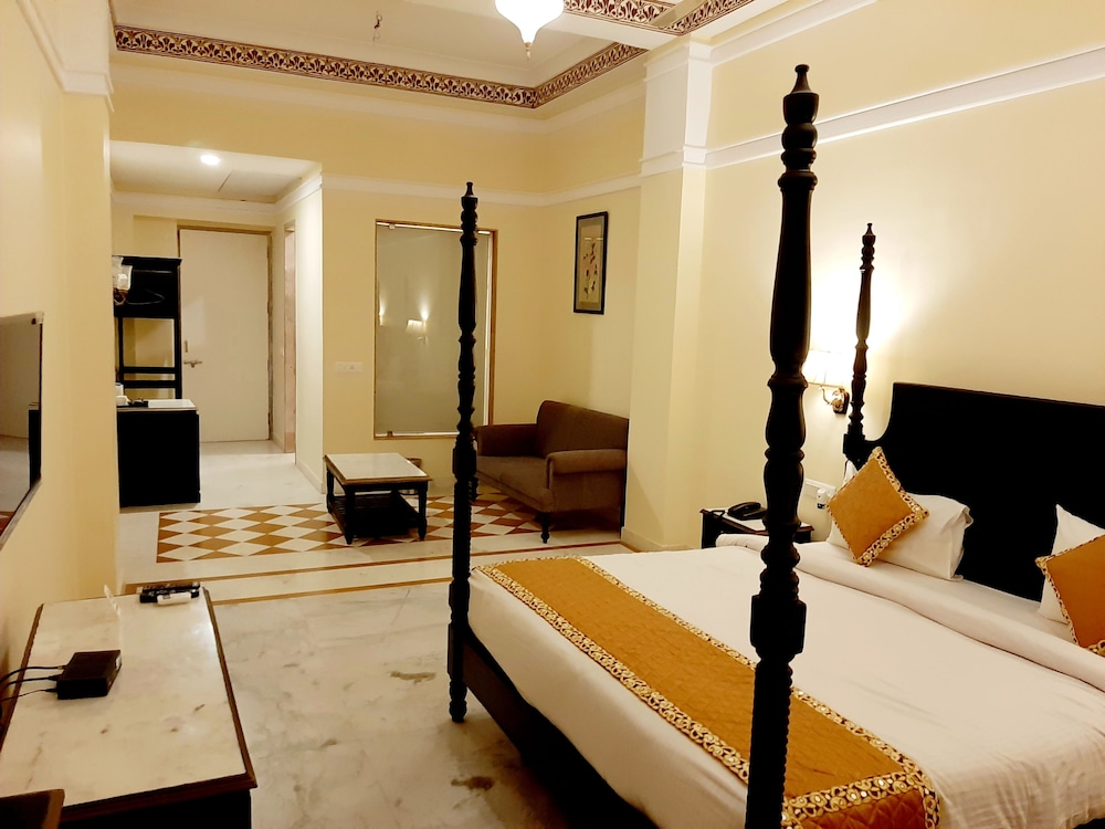 Umaid Lake Palace 13/50