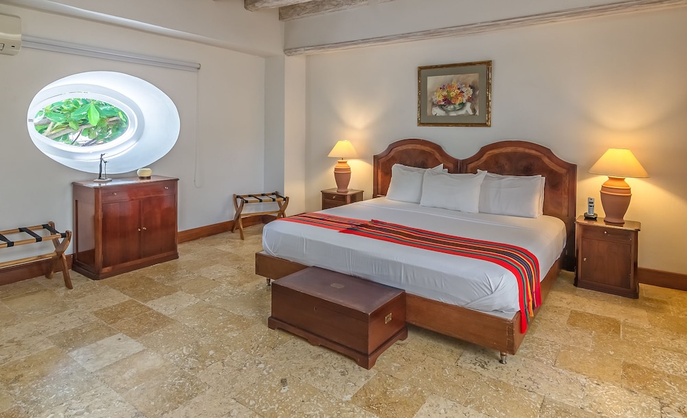 EXECUTIVE, SUITE