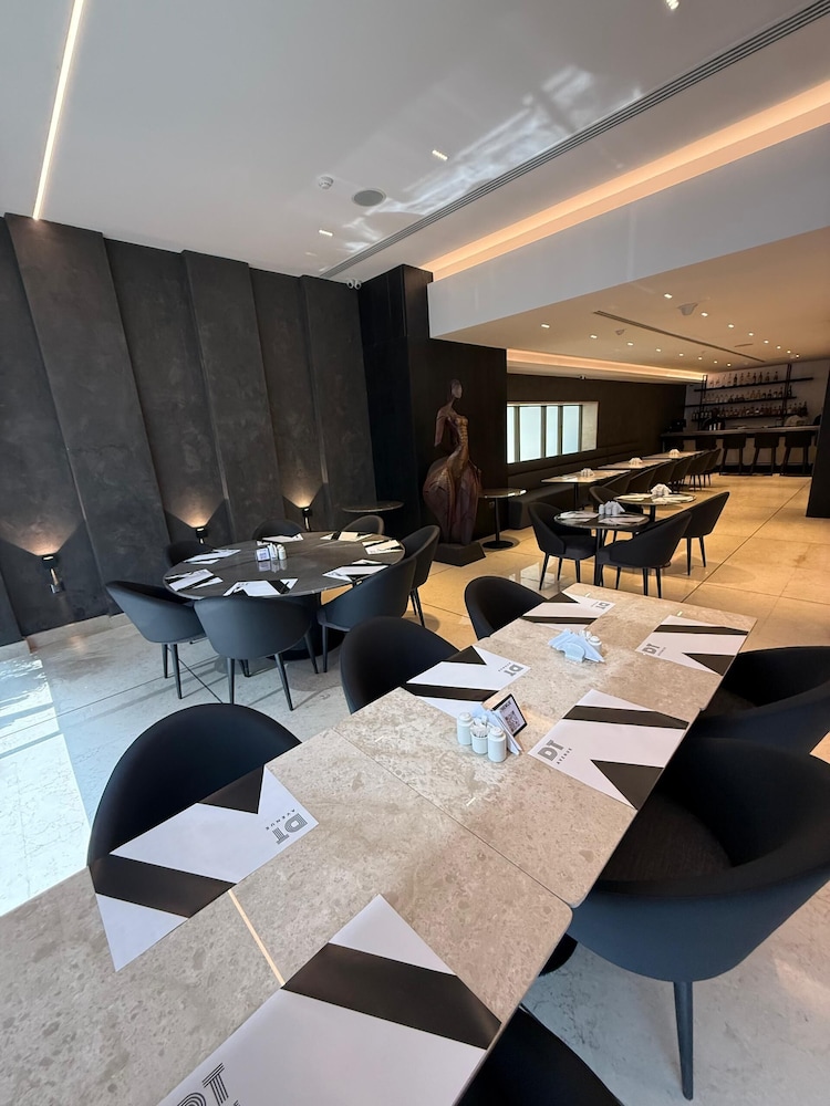 The Avenue Suites 35/46